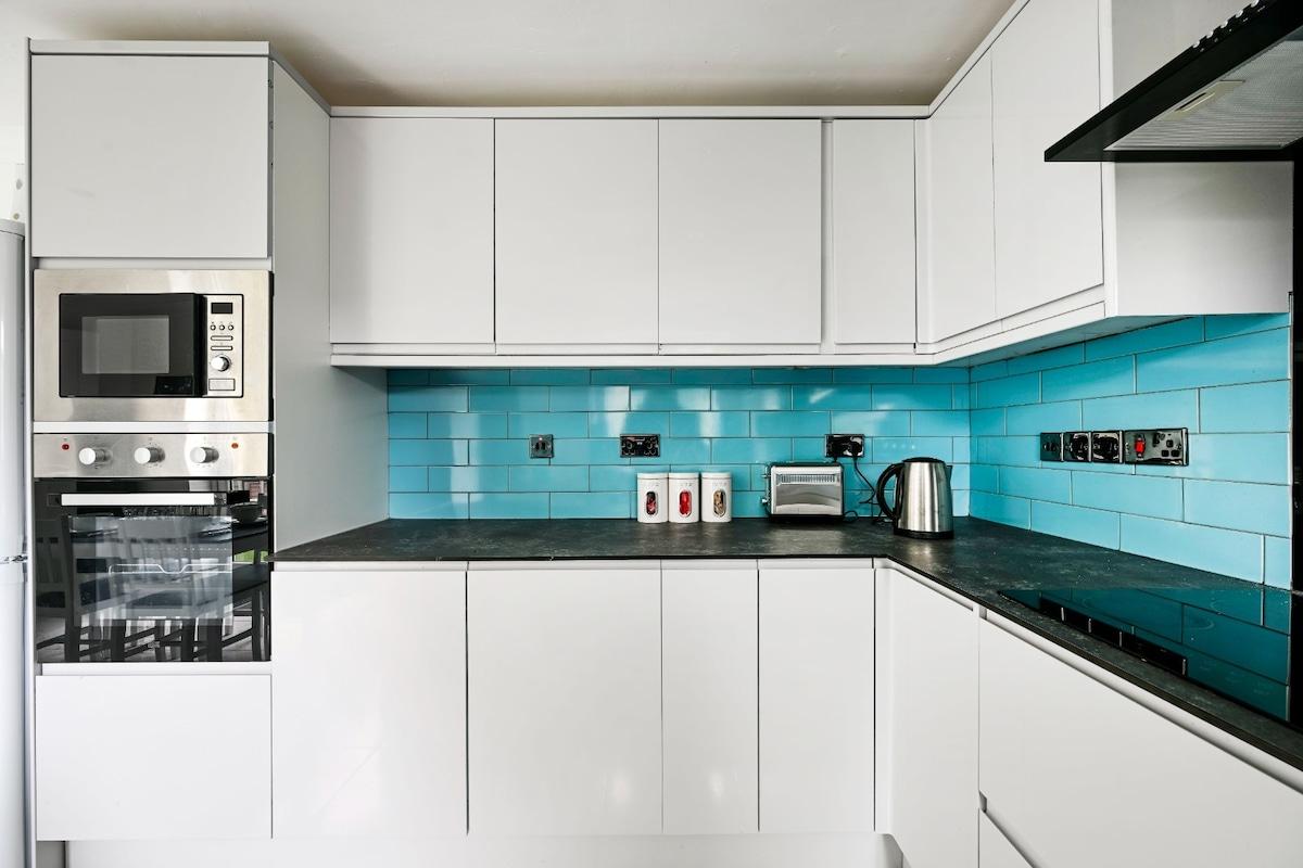 Spacious 4BR Stay | Private Garden & Free Parking5