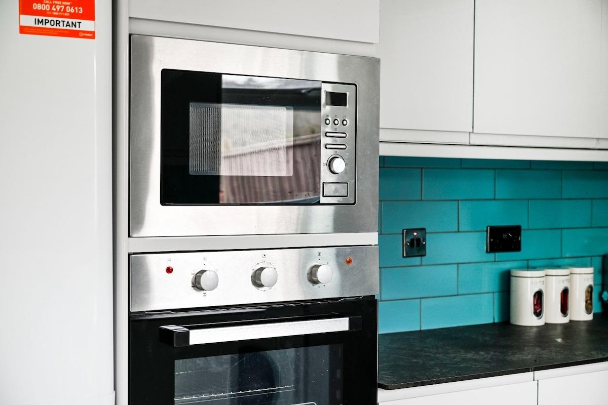 Spacious 4BR Stay | Private Garden & Free Parking6