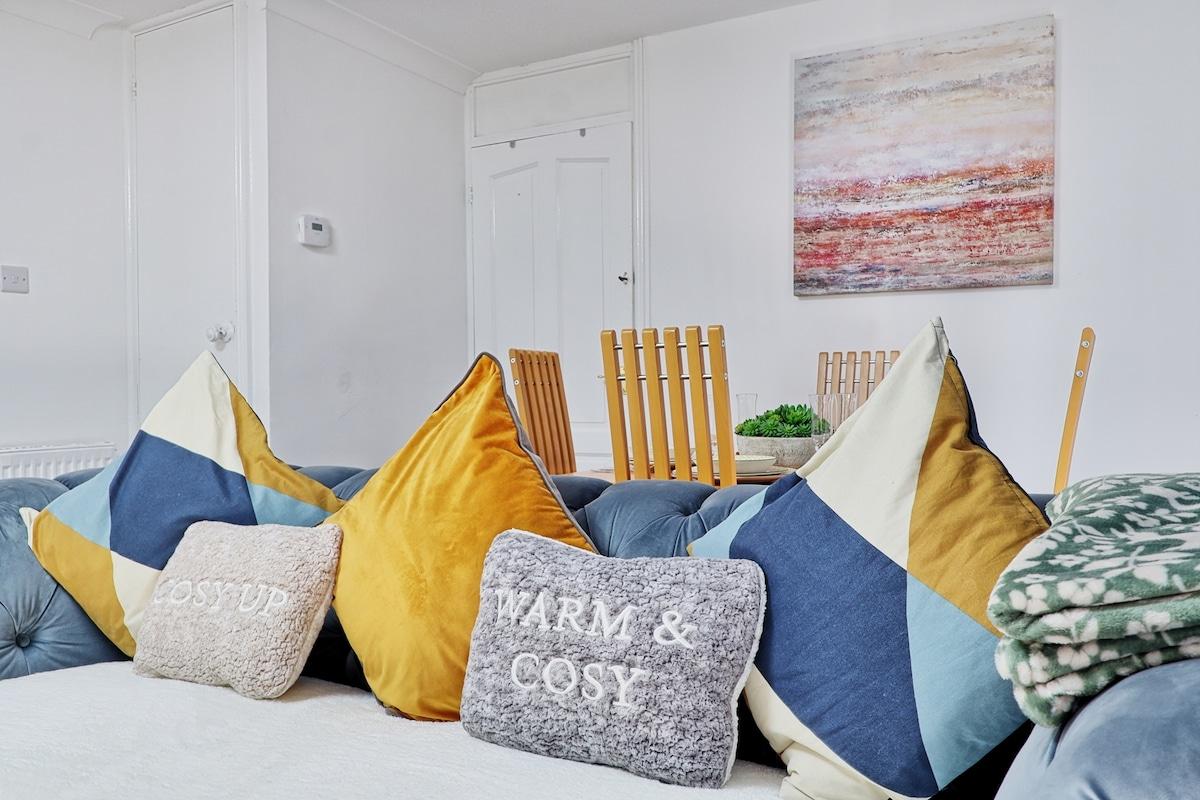 4BR Basildon Home | Sleeps 8 | Free Parking & WiFi3