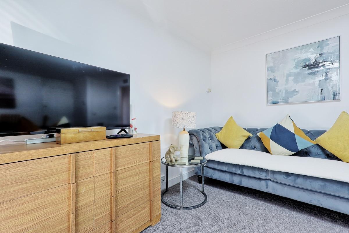 4BR Basildon Home | Sleeps 8 | Free Parking & WiFi4