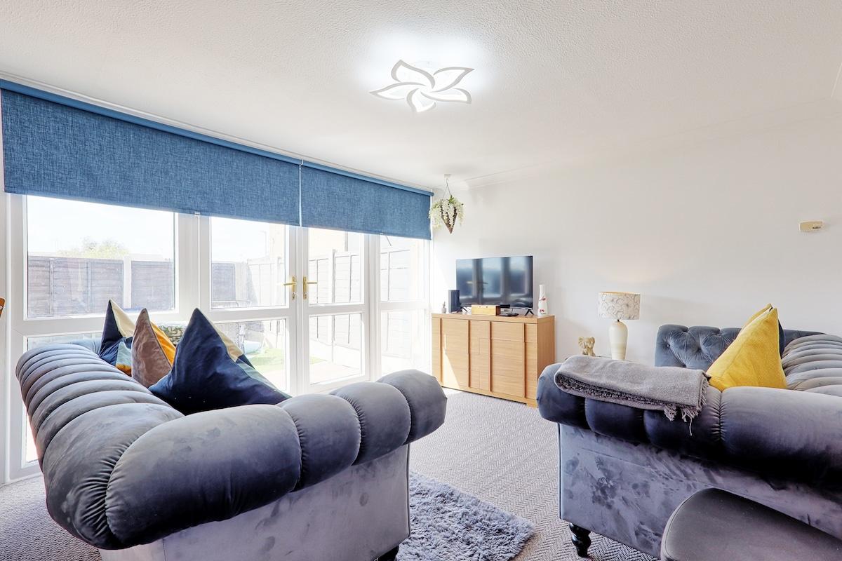 4BR Basildon Home | Sleeps 8 | Free Parking & WiFi5