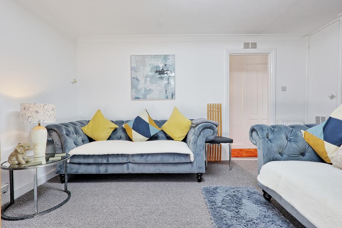 4BR Basildon Home | Sleeps 8 | Free Parking & WiFi6
