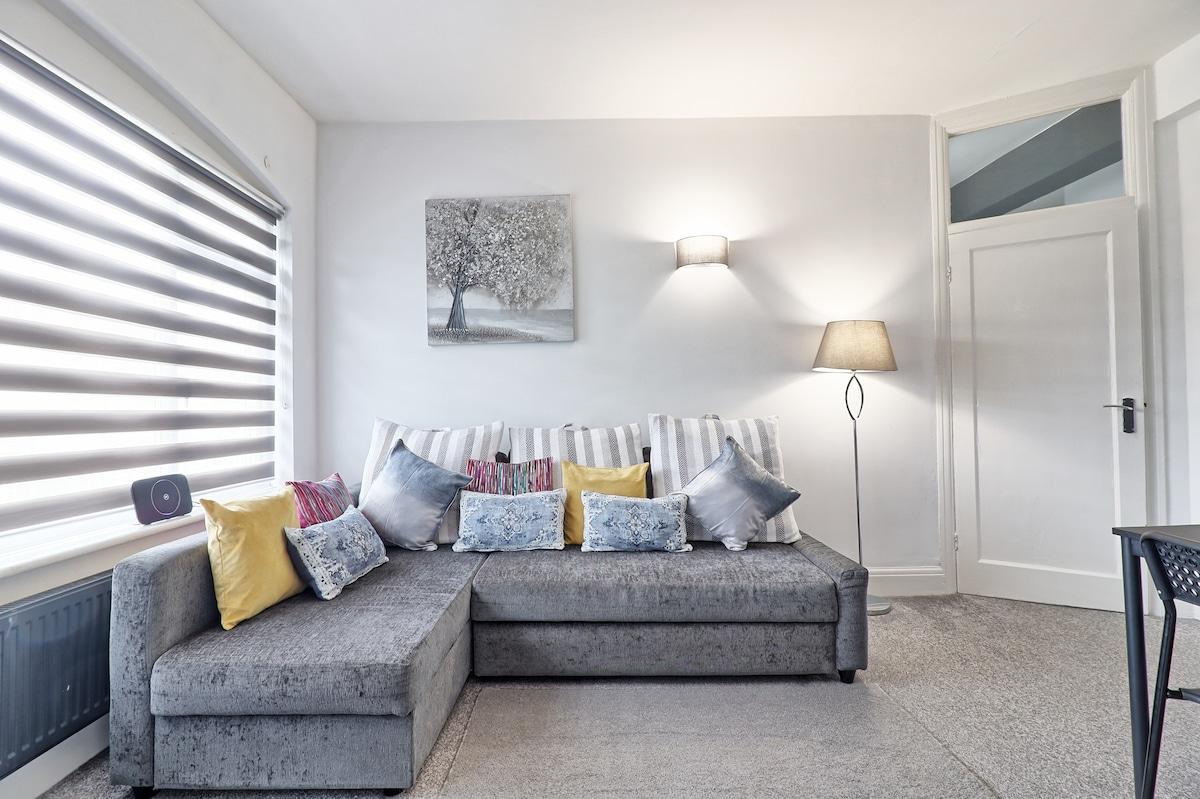 Elegant Apartment on High Street with Terrace1