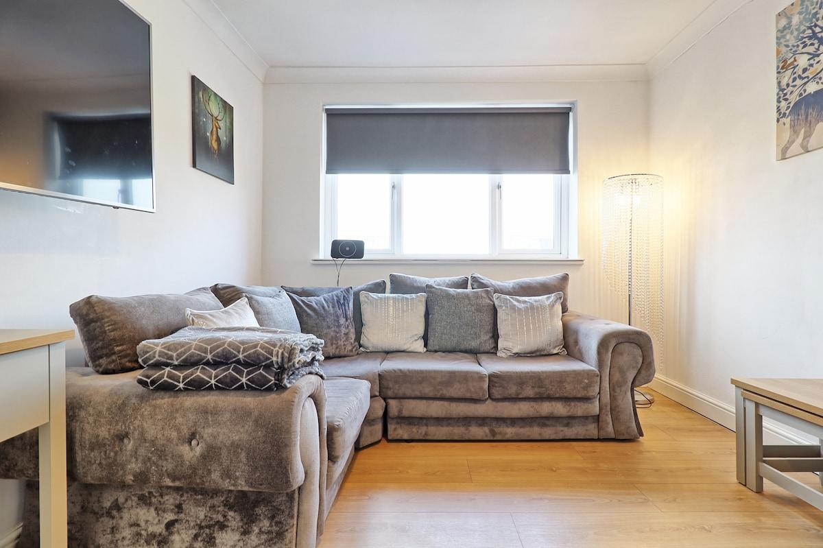 Stylish 3BR Pet-Friendly Home Near Station1