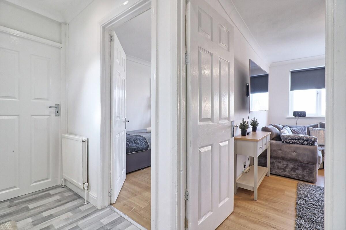 Stylish 3BR Pet-Friendly Home Near Station3