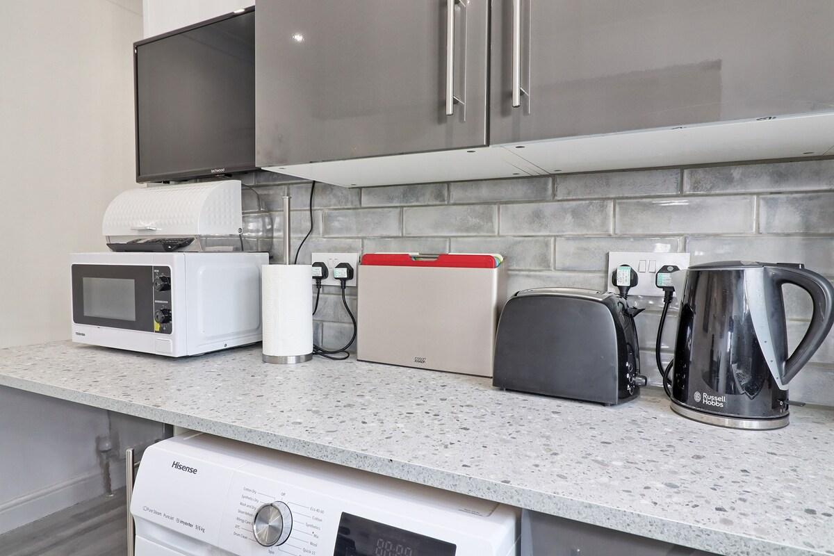 Stylish 3BR Pet-Friendly Home Near Station4