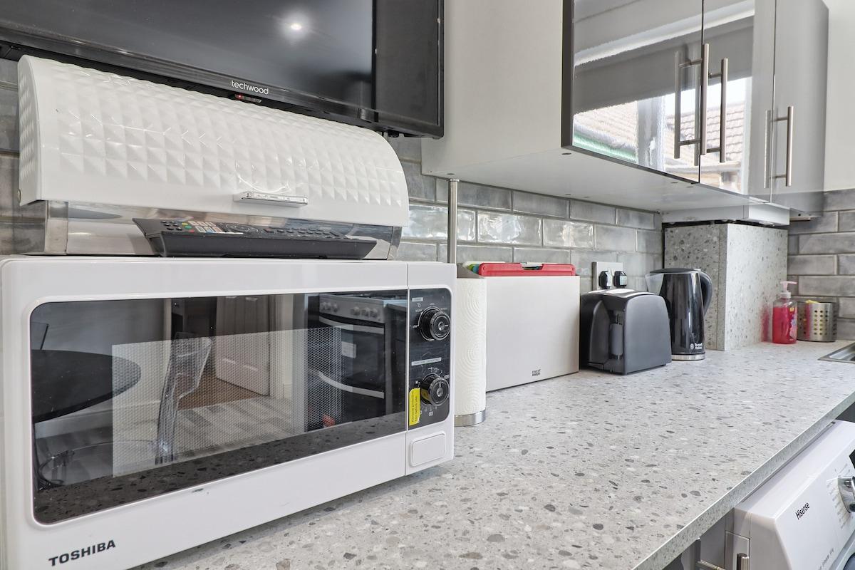 Stylish 3BR Pet-Friendly Home Near Station5
