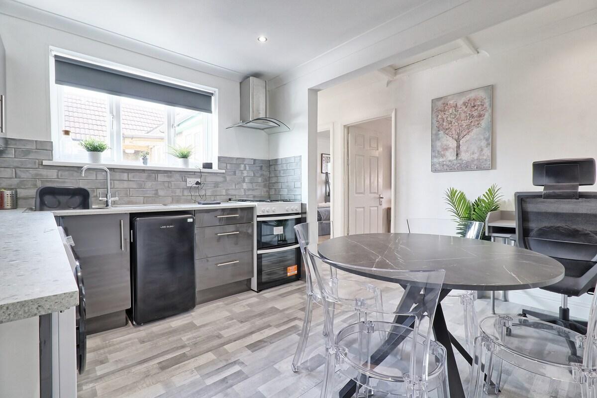 Stylish 3BR Pet-Friendly Home Near Station6