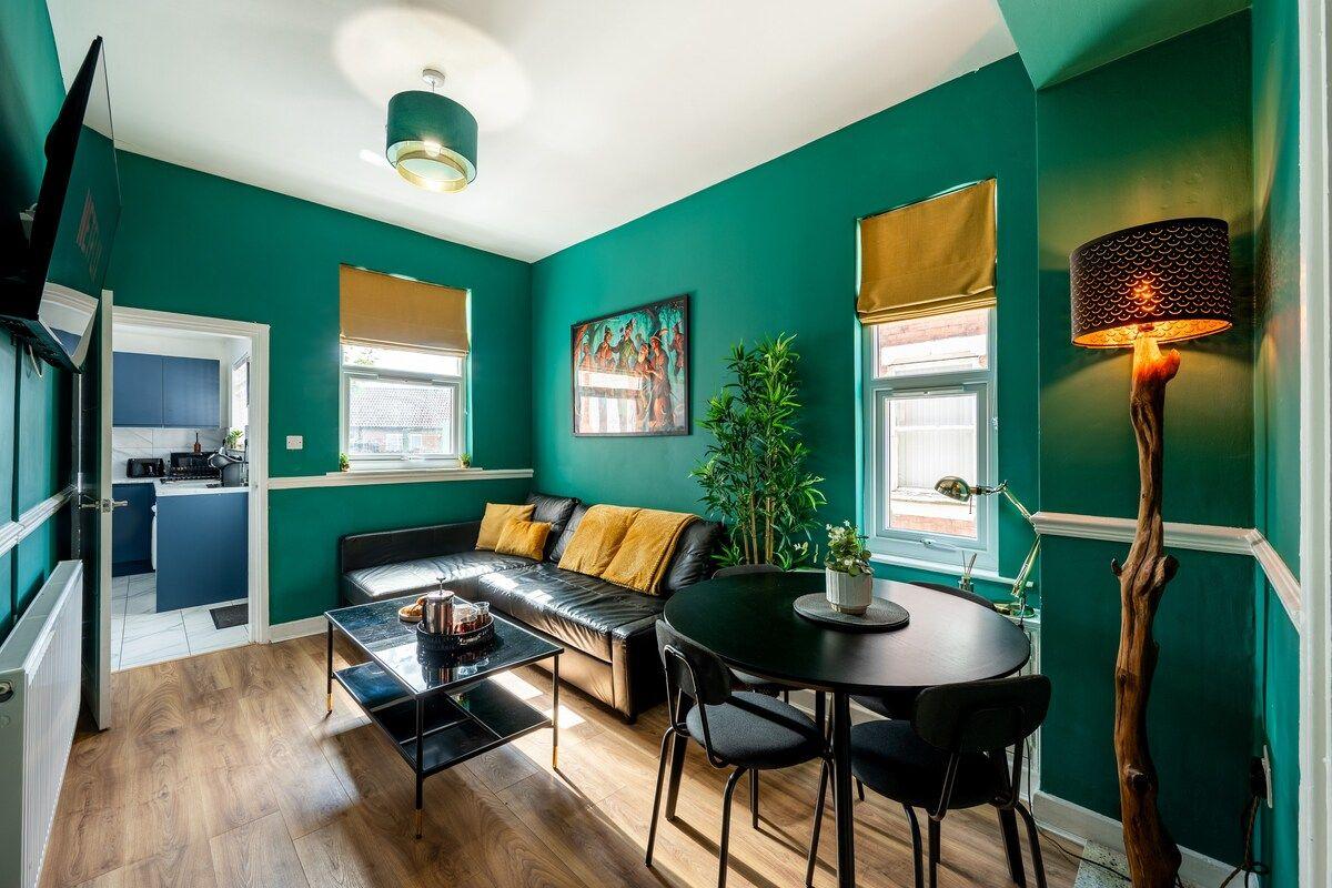 2 Apartments · 6 Bedrooms · Sleeps 10 · City2