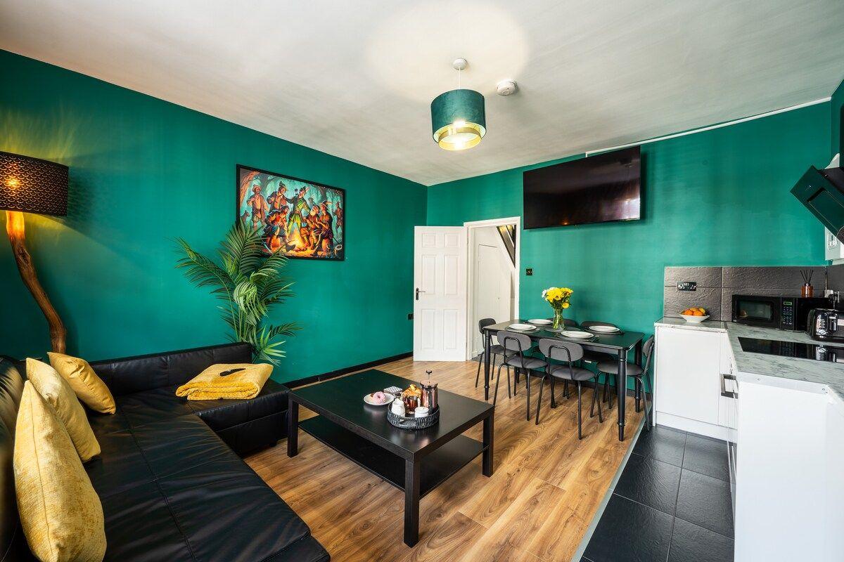 2 Apartments · 6 Bedrooms · Sleeps 10 · City4