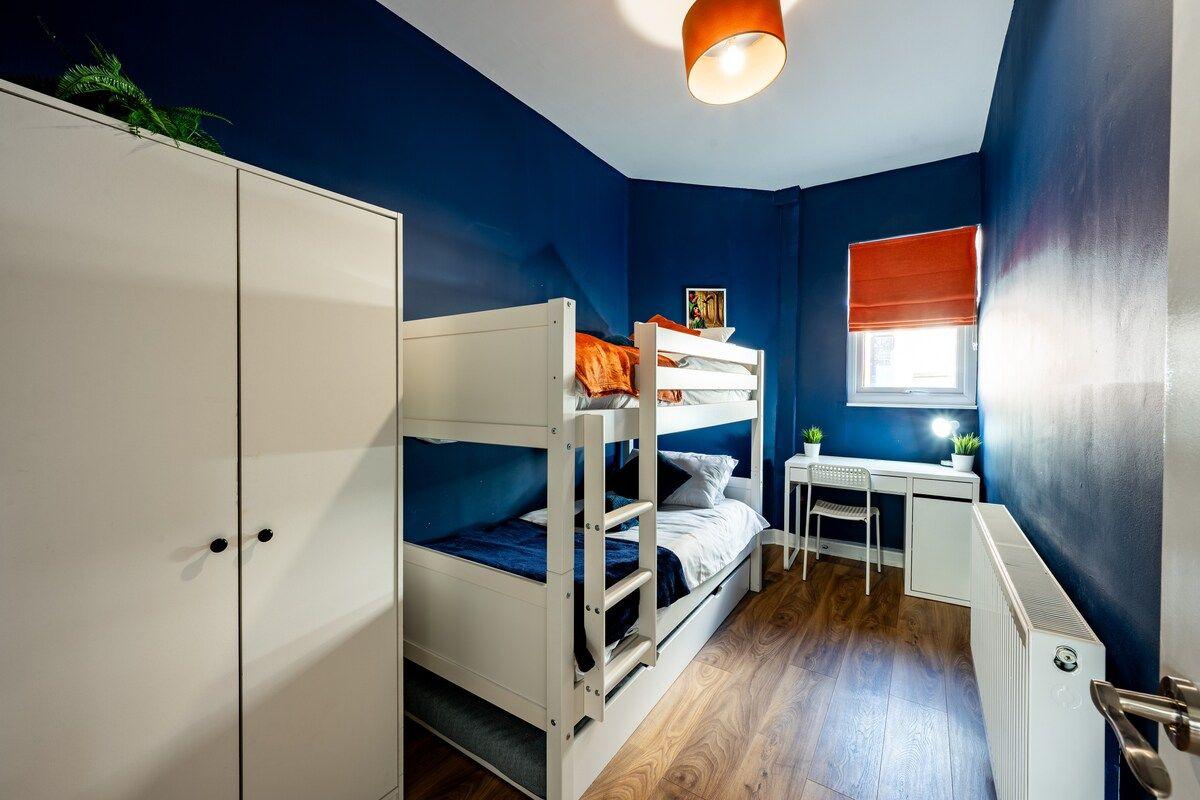 2 Apartments · 6 Bedrooms · Sleeps 10 · City5